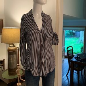 Zara Basic Long Sleeve button shirt. Size S